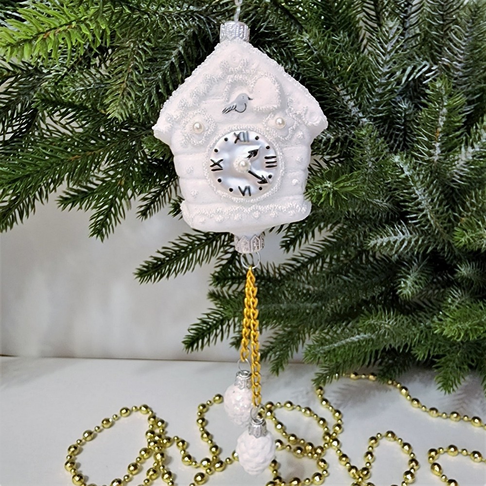 фото Стеклянная елочная игрушка Часы с кукушкой белые