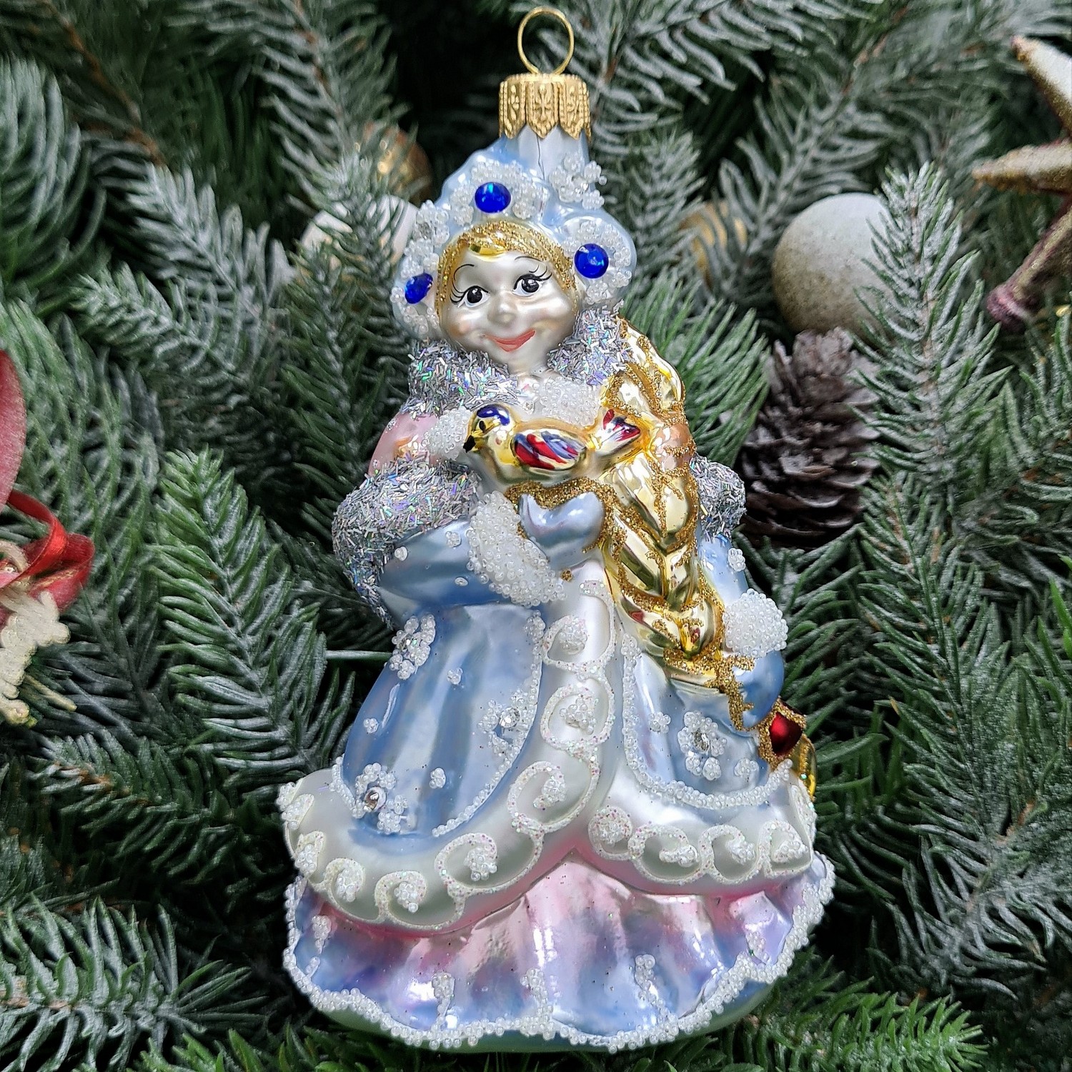 фото Стеклянная елочная игрушка Снегурочка с птичкой