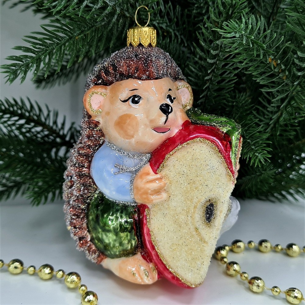 фото Стеклянная елочная игрушка Ежик с яблоком мальчик