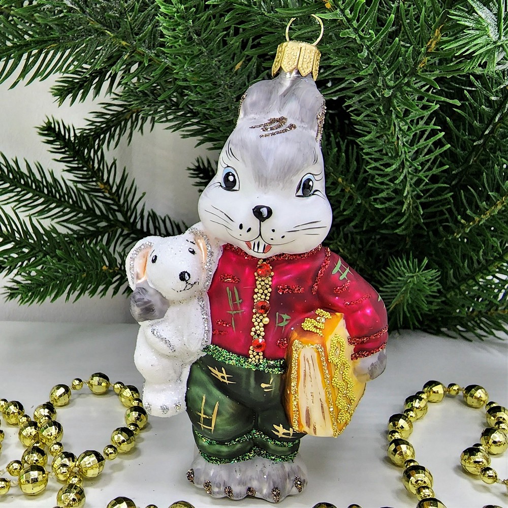 фото Стеклянная елочная игрушка Зайчик с зайкой и книгой