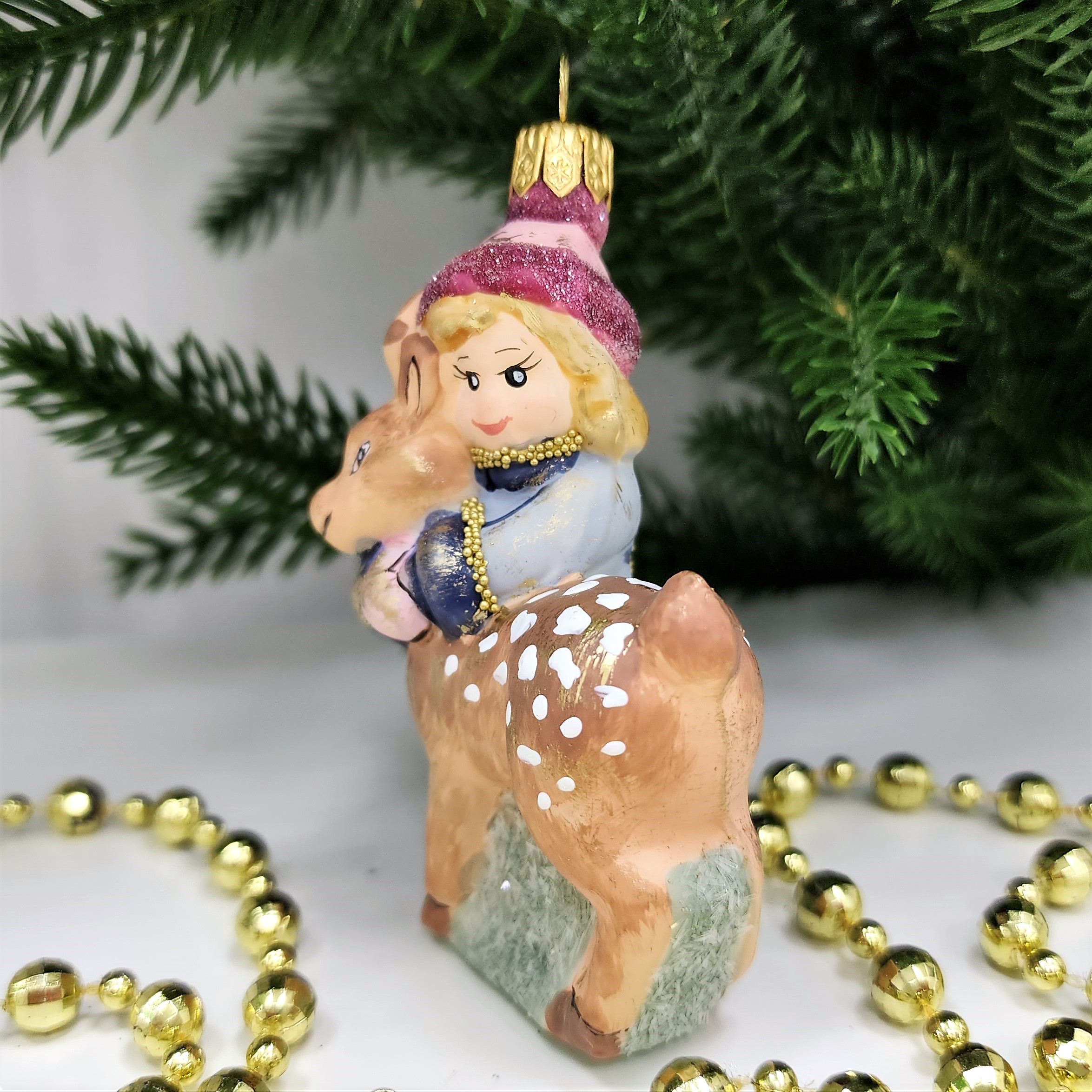 фото Стеклянная елочная игрушка Девочка с олененком