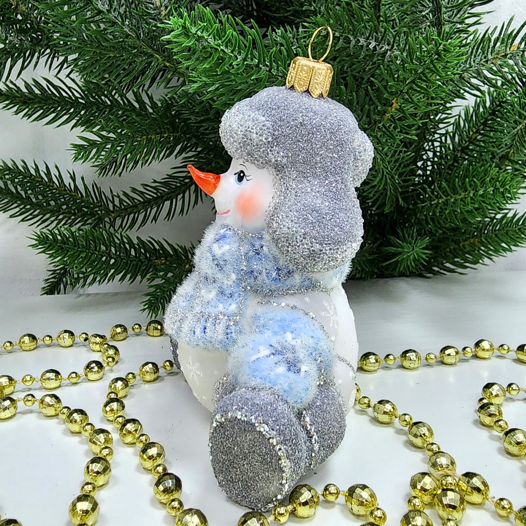 фото Стеклянная елочная игрушка Снеговик в валенках