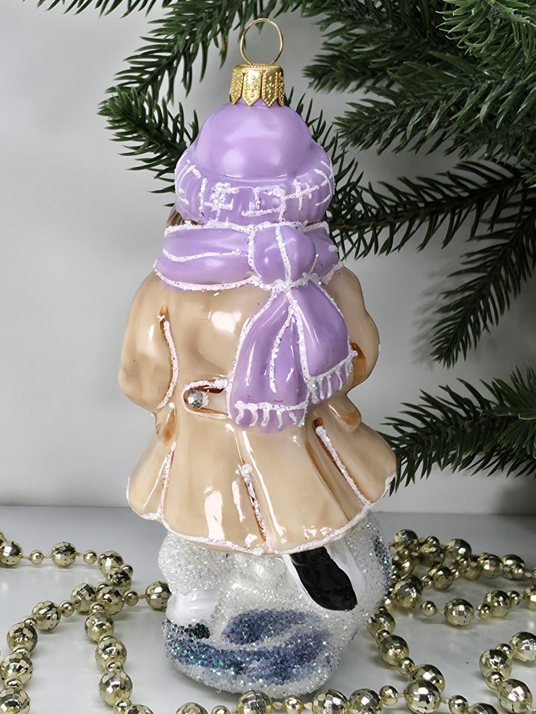 фото Стеклянная елочная игрушка Девочка со снежком эмаль