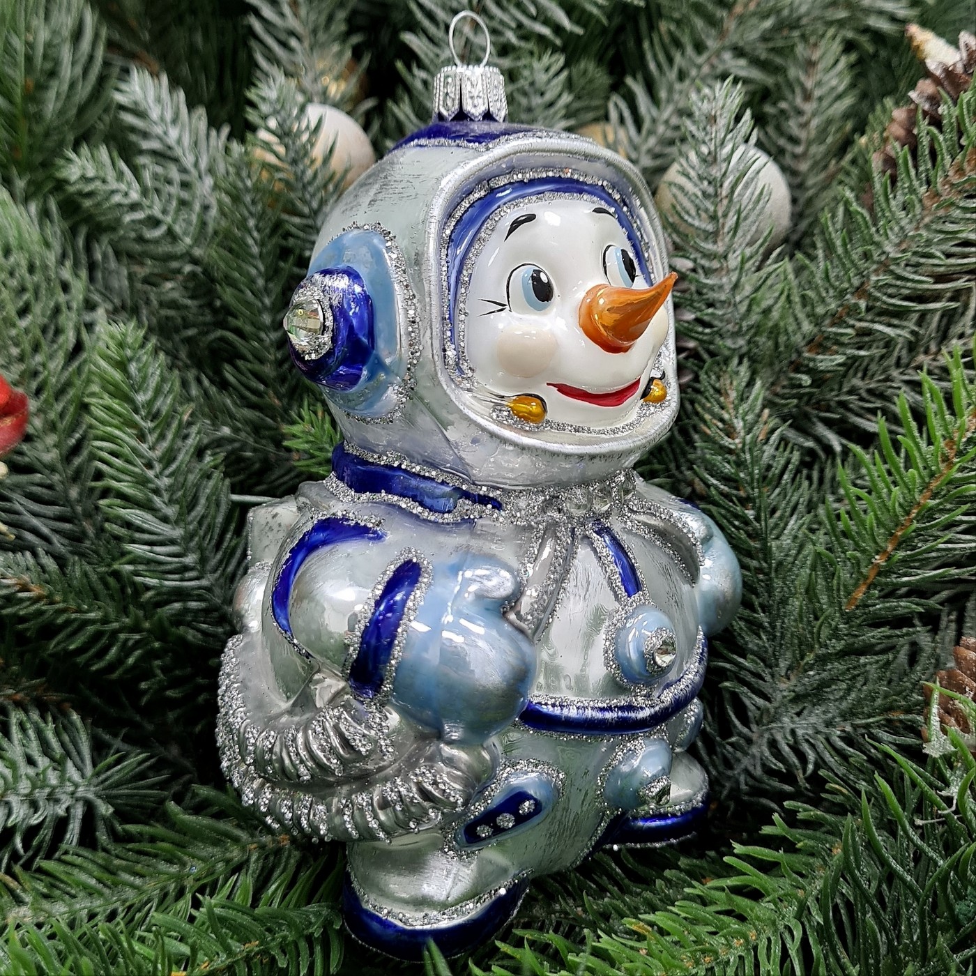 фото Стеклянная елочная игрушка Снеговик космонавт синий
