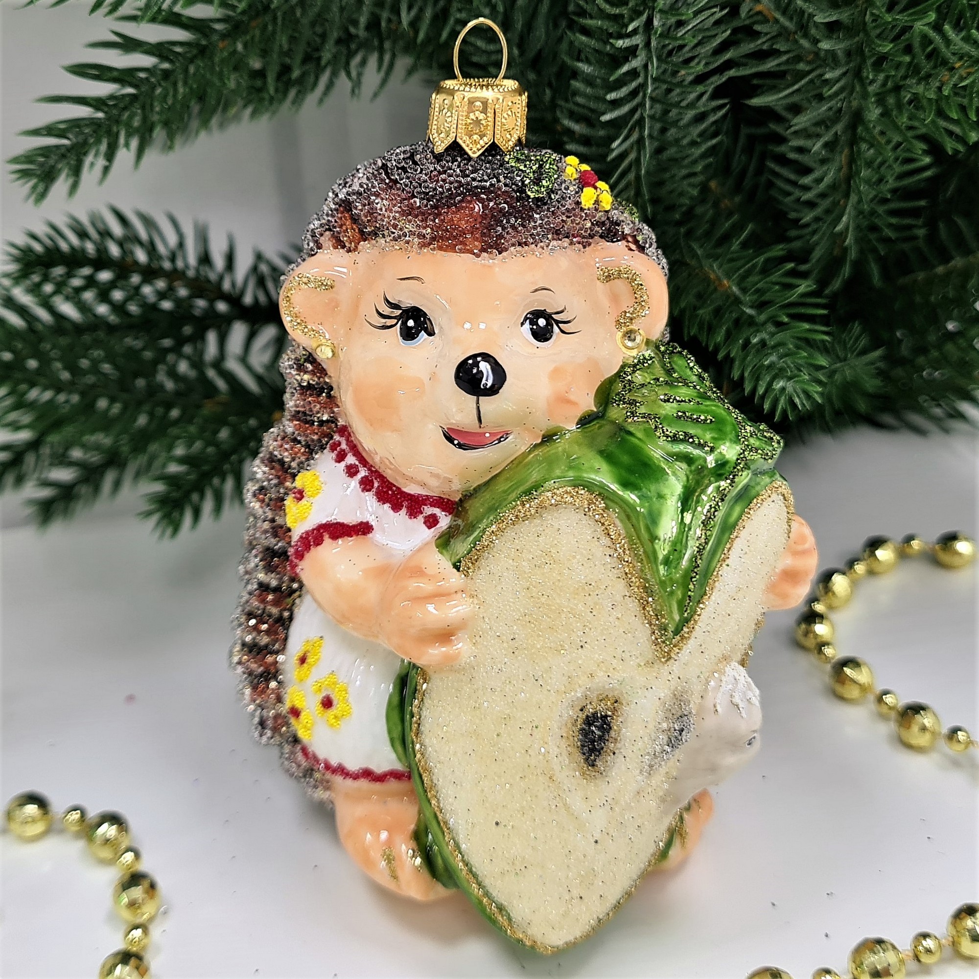 фото Стеклянная елочная игрушка Ежик с яблоком девочка