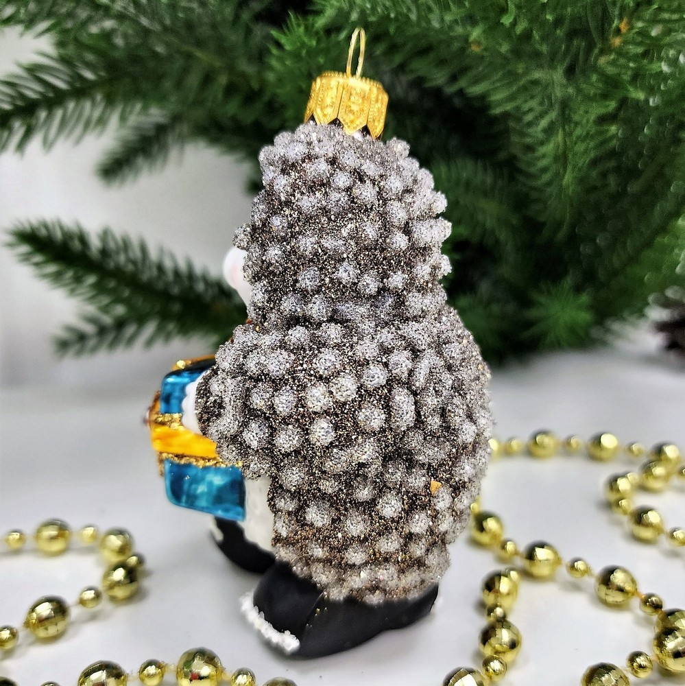 фото Стеклянная елочная игрушка Ежик с подарком крем