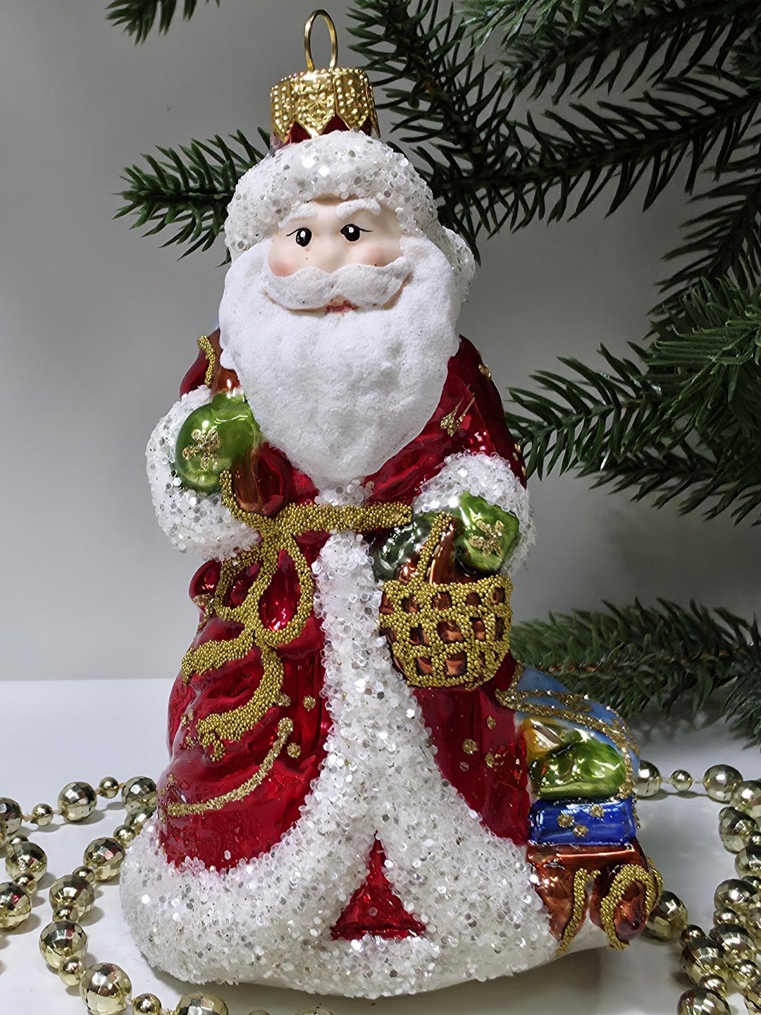 фото Стеклянная елочная игрушка Дед Мороз с подарками