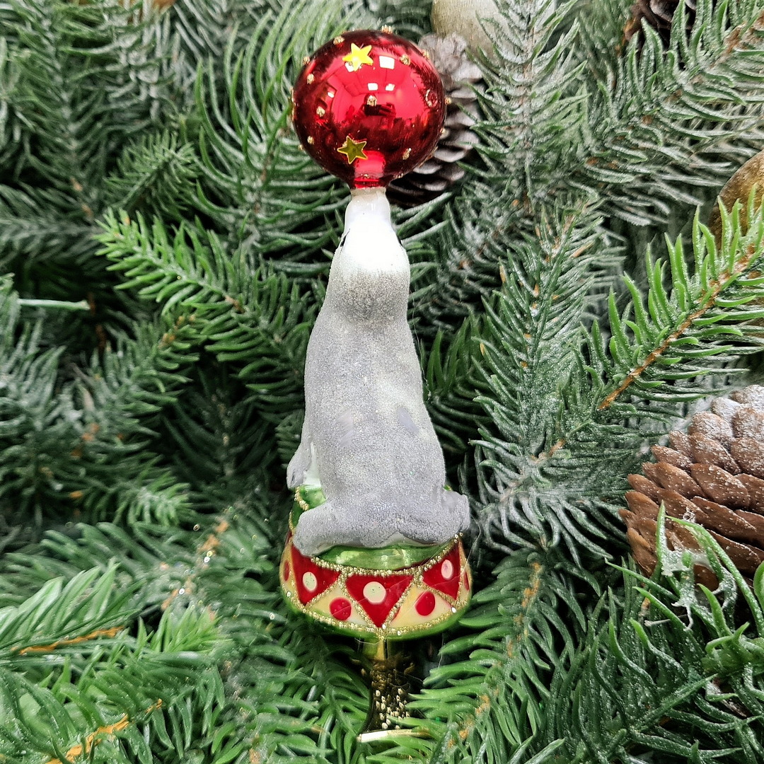 фото Стеклянная елочная игрушка Морской котик сахар