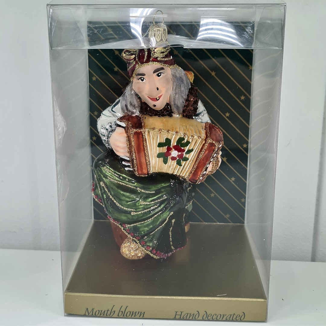 фото Стеклянная елочная игрушка Баба Яга с гармошкой