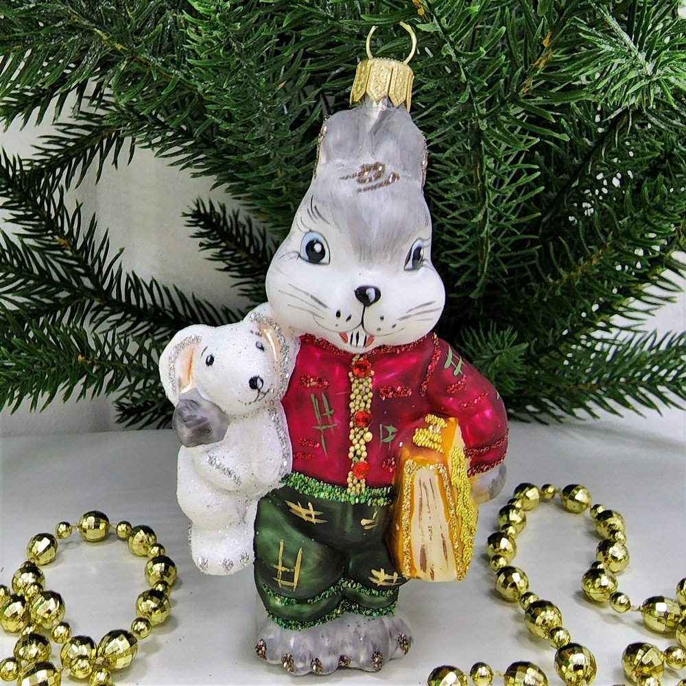 фото Стеклянная елочная игрушка Зайчик с зайкой и книгой