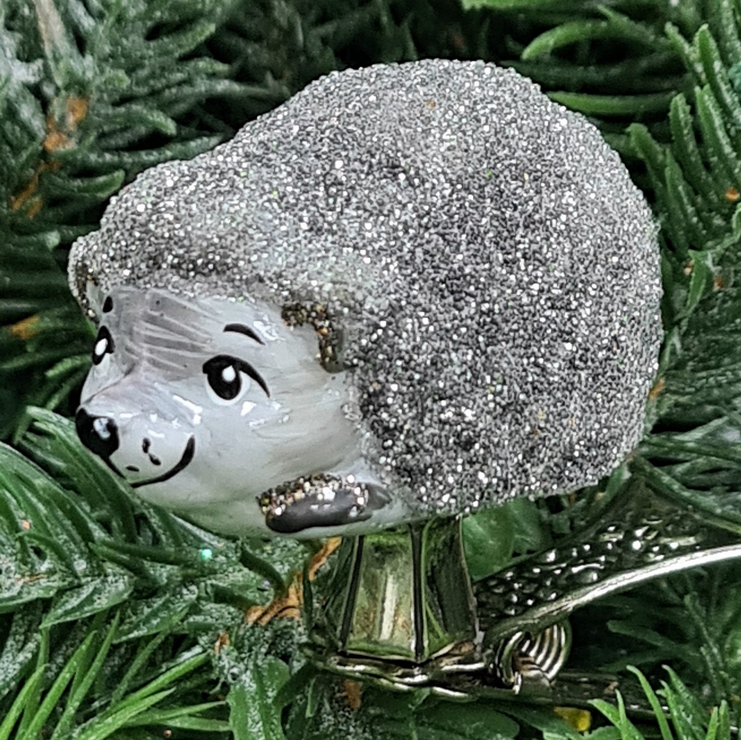 фото Стеклянная елочная игрушка Ежик на прищепке