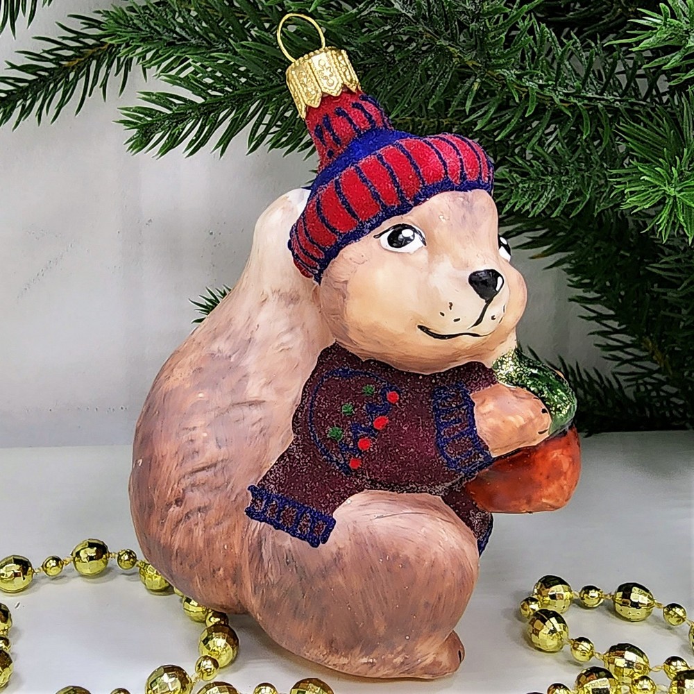 фото Стеклянная елочная игрушка Белочка с орехом в свитере