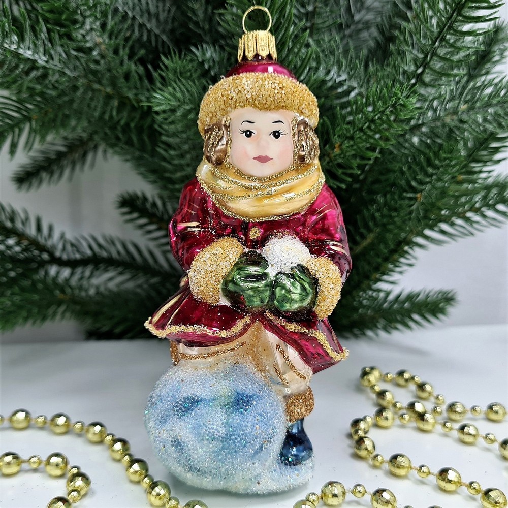 фото Стеклянная елочная игрушка Девочка со снежком бордо