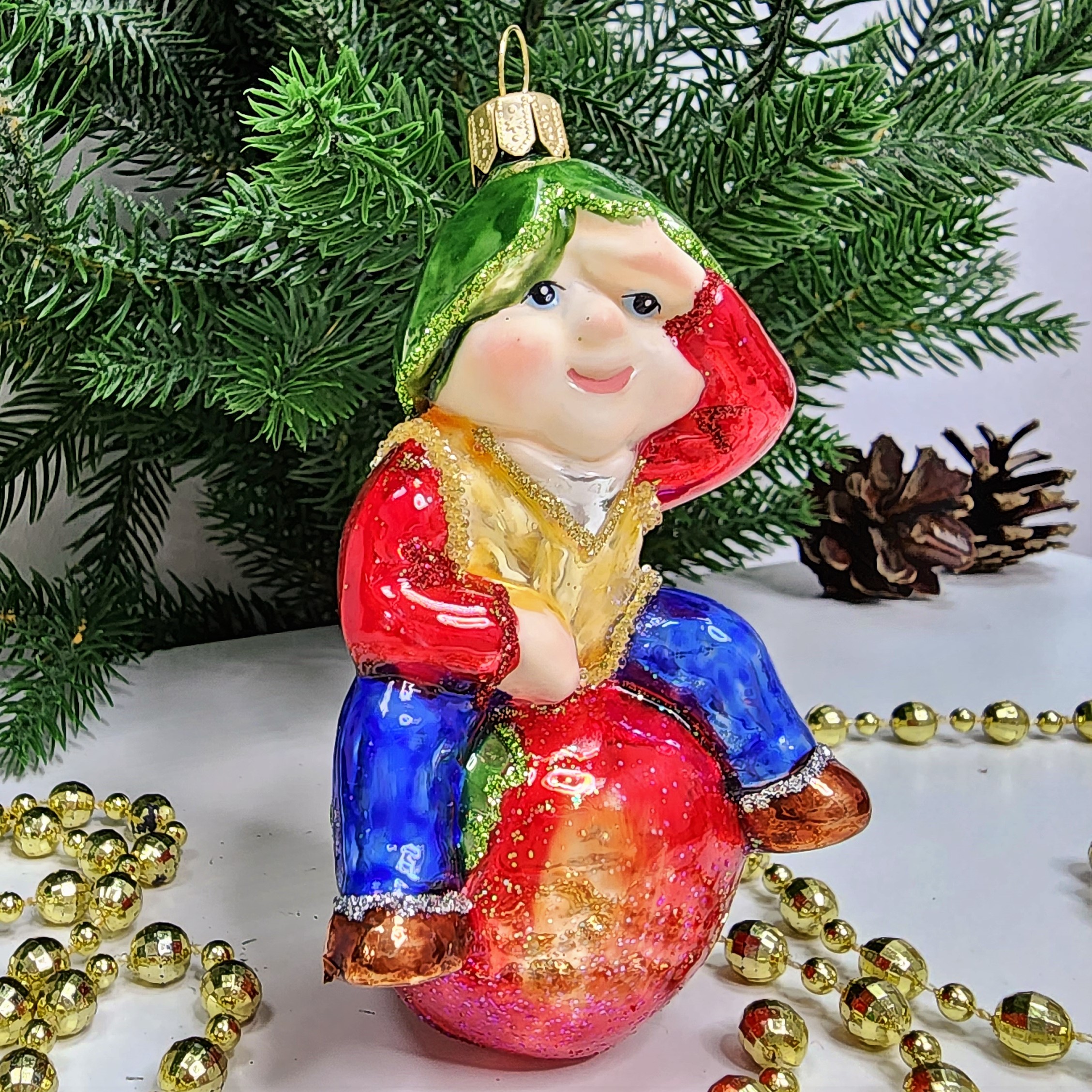 фото Стеклянная елочная игрушка Гном на яблоке