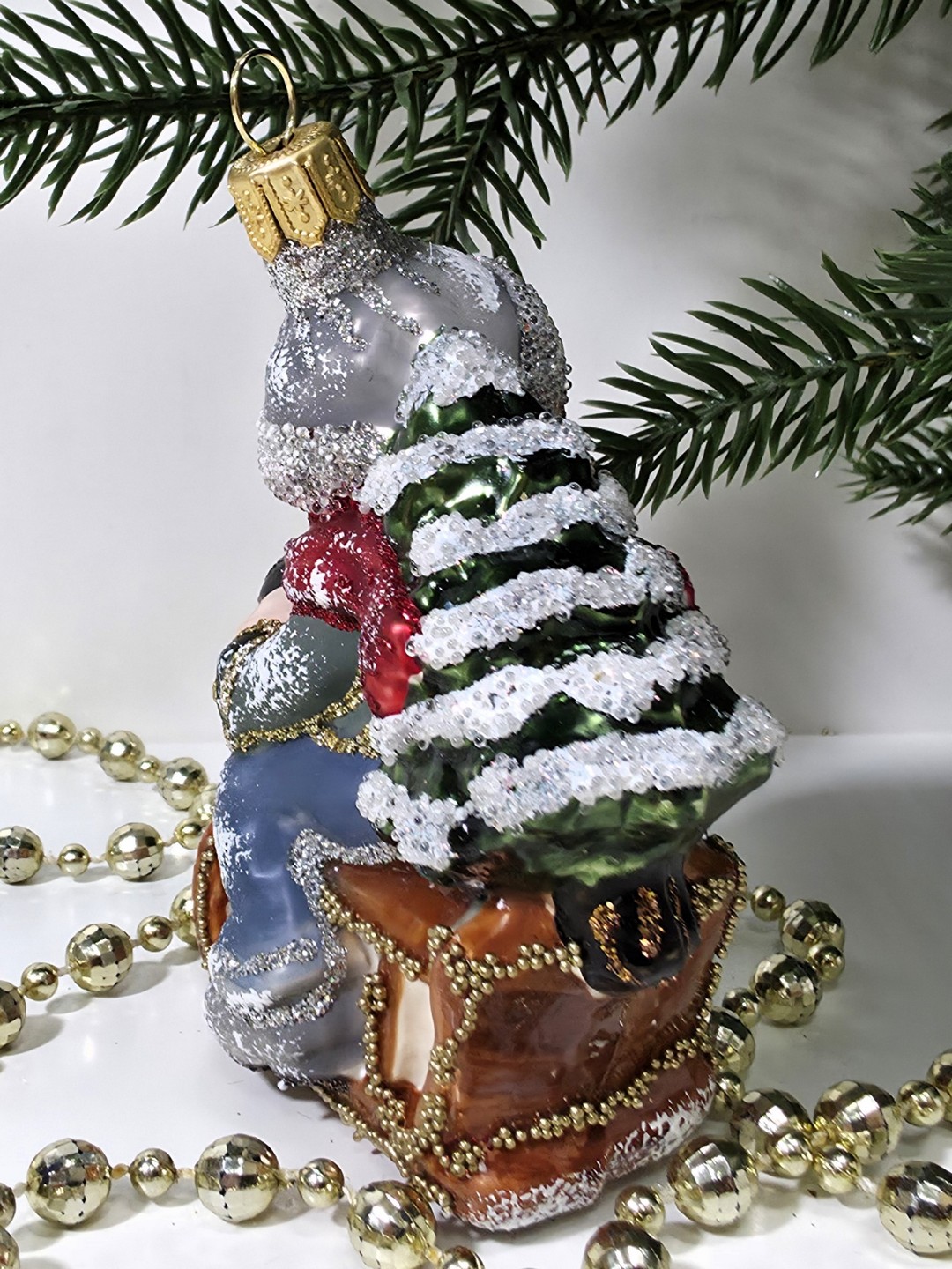 фото Стеклянная елочная игрушка Мальчик на санях царский