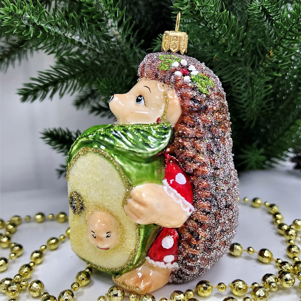 фото Стеклянная елочная игрушка Ежик с яблоком девочка