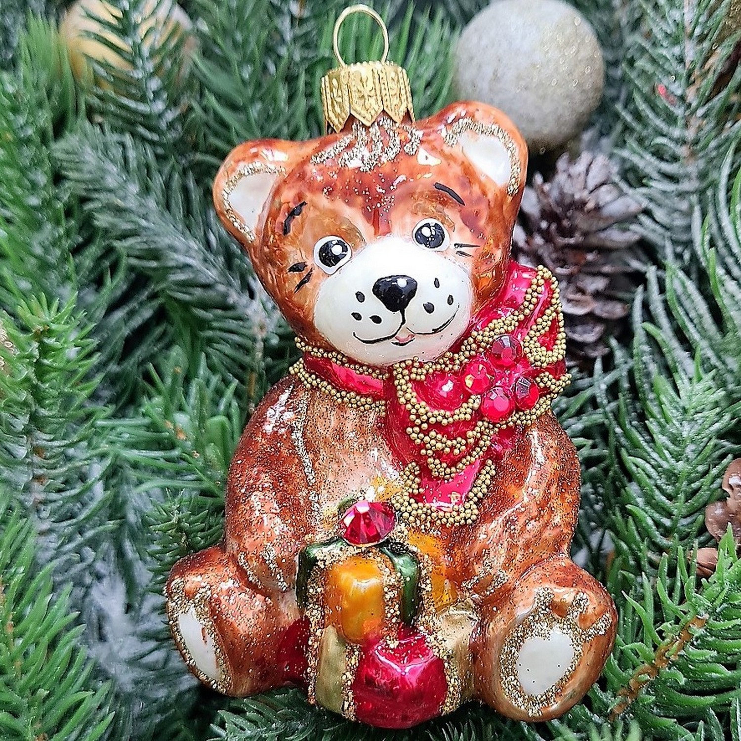 фото Стеклянная елочная игрушка Мишка с подарками