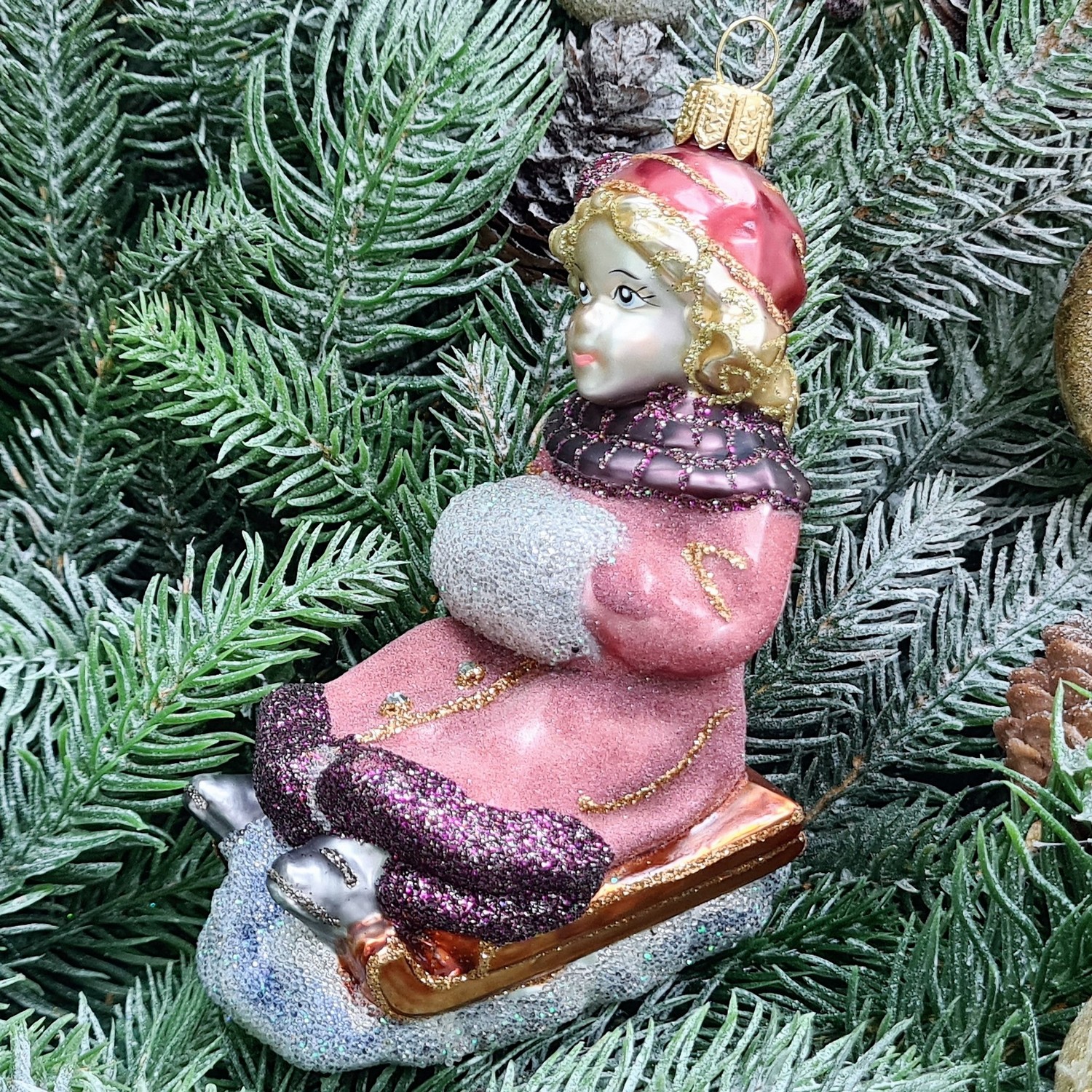 фото Стеклянная елочная игрушка Девочка на санях сахар