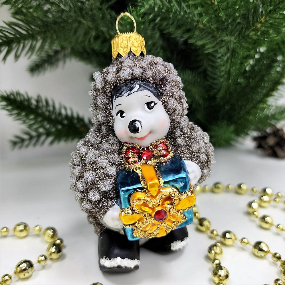 фото Стеклянная елочная игрушка Ежик с подарком крем