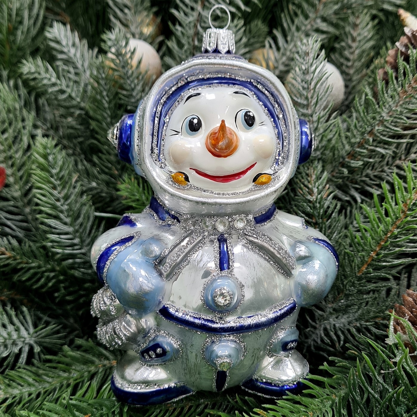 фото Стеклянная елочная игрушка Снеговик космонавт синий