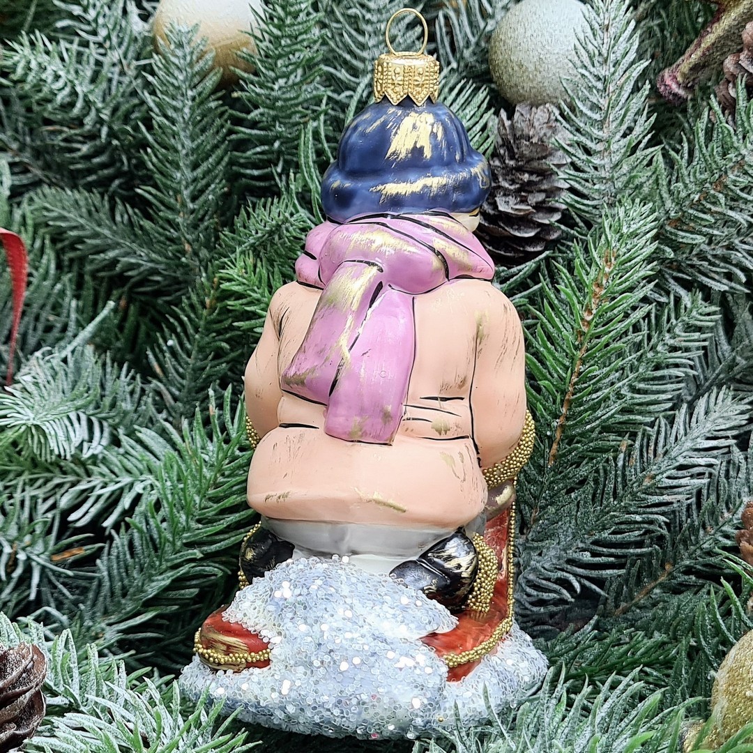 фото Стеклянная елочная игрушка Мальчик с мишкой на санях винтаж