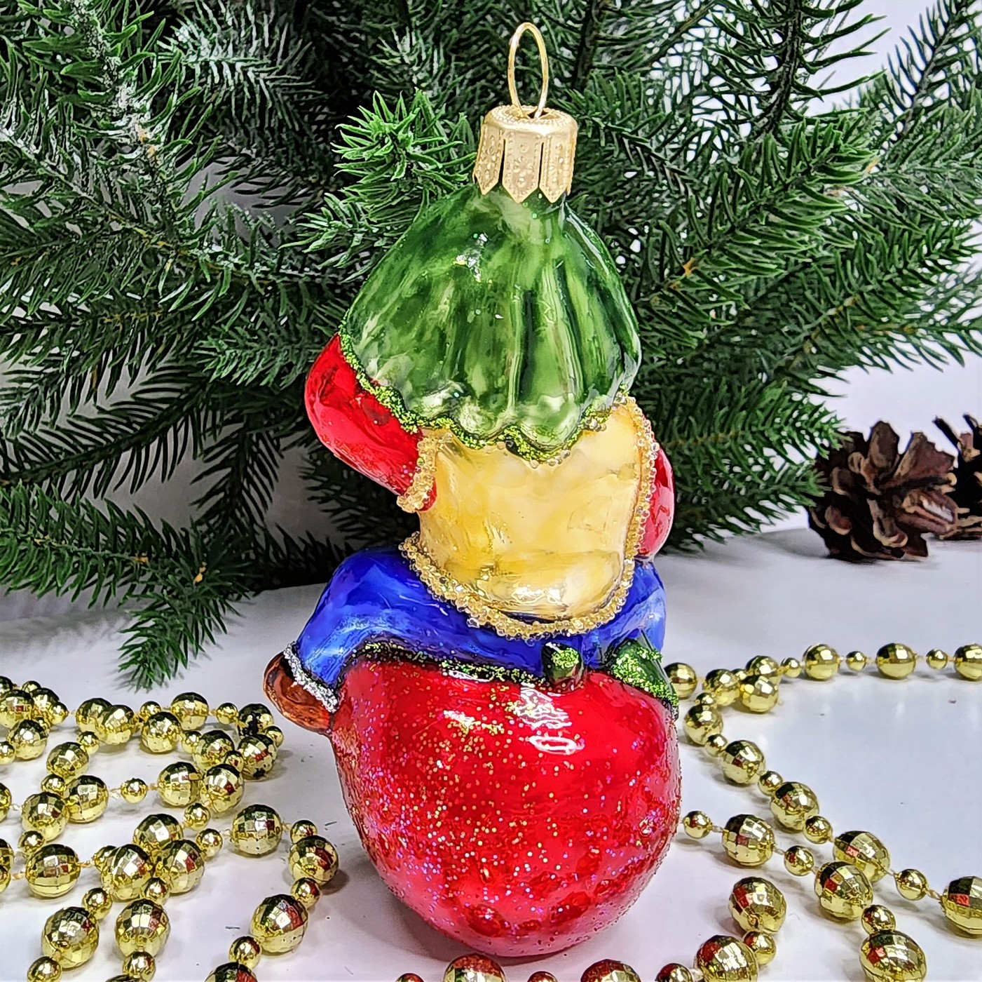 фото Стеклянная елочная игрушка Гном на яблоке