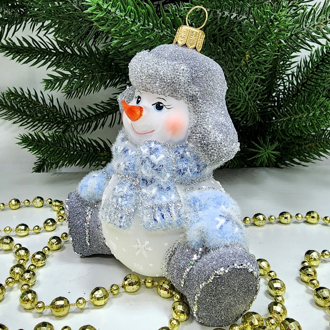 фото Стеклянная елочная игрушка Снеговик в валенках