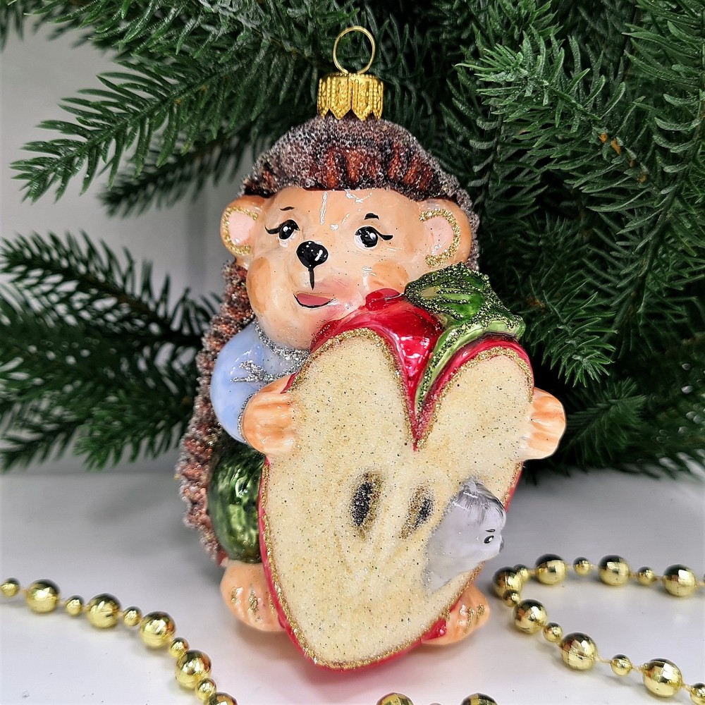 фото Стеклянная елочная игрушка Ежик с яблоком мальчик