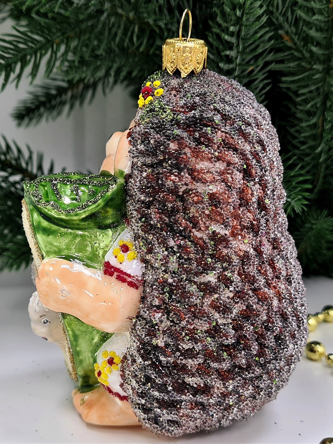 фото Стеклянная елочная игрушка Ежик с яблоком девочка