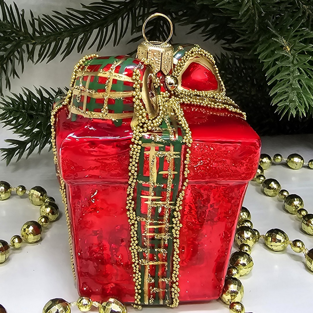 фото Стеклянная елочная игрушка Подарок