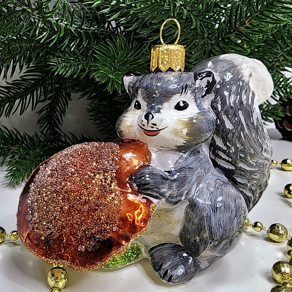 фото Стеклянная елочная игрушка Белочка с грибочком серая