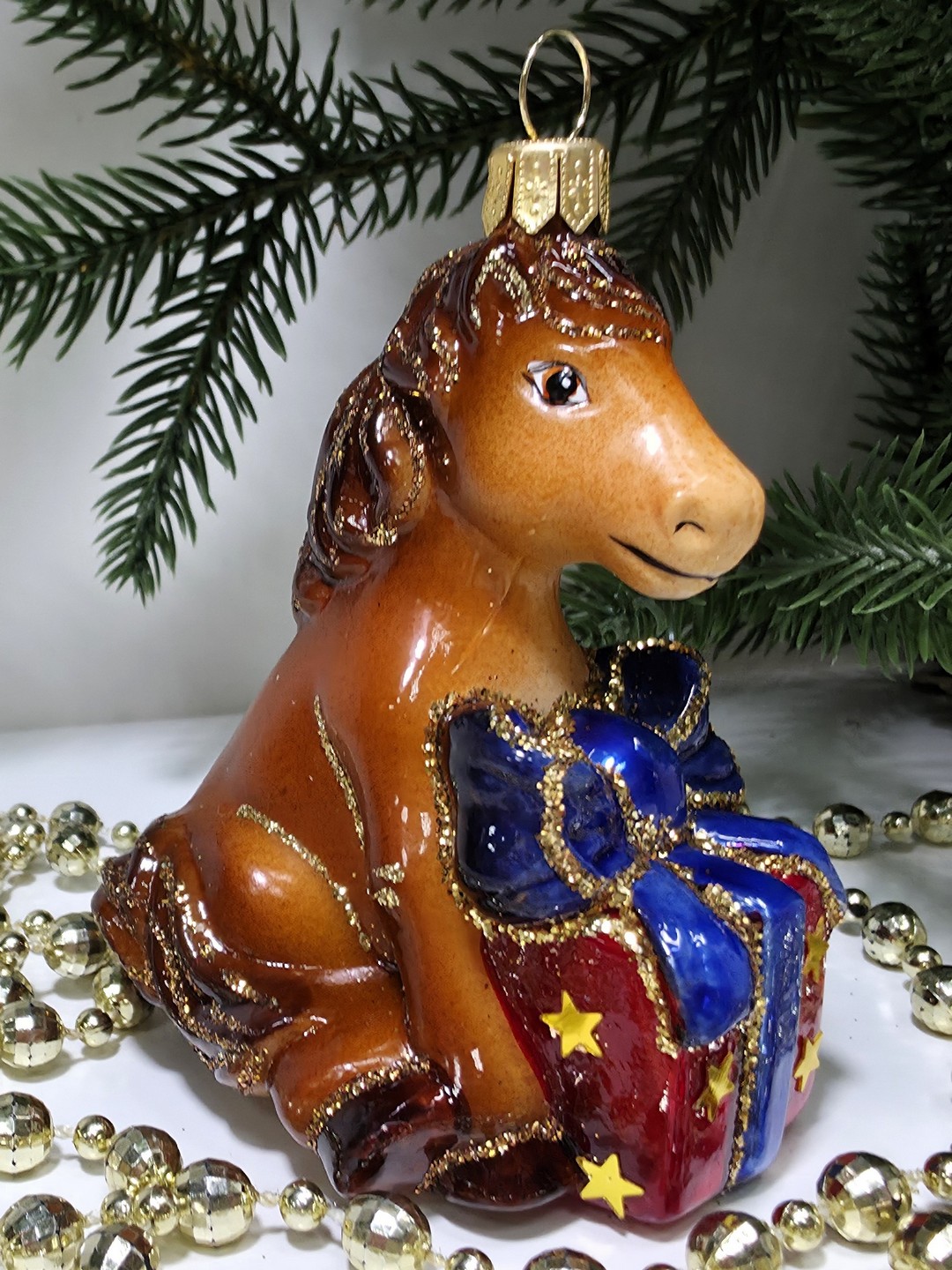 фото Стеклянная елочная игрушка Лошадка с подарком