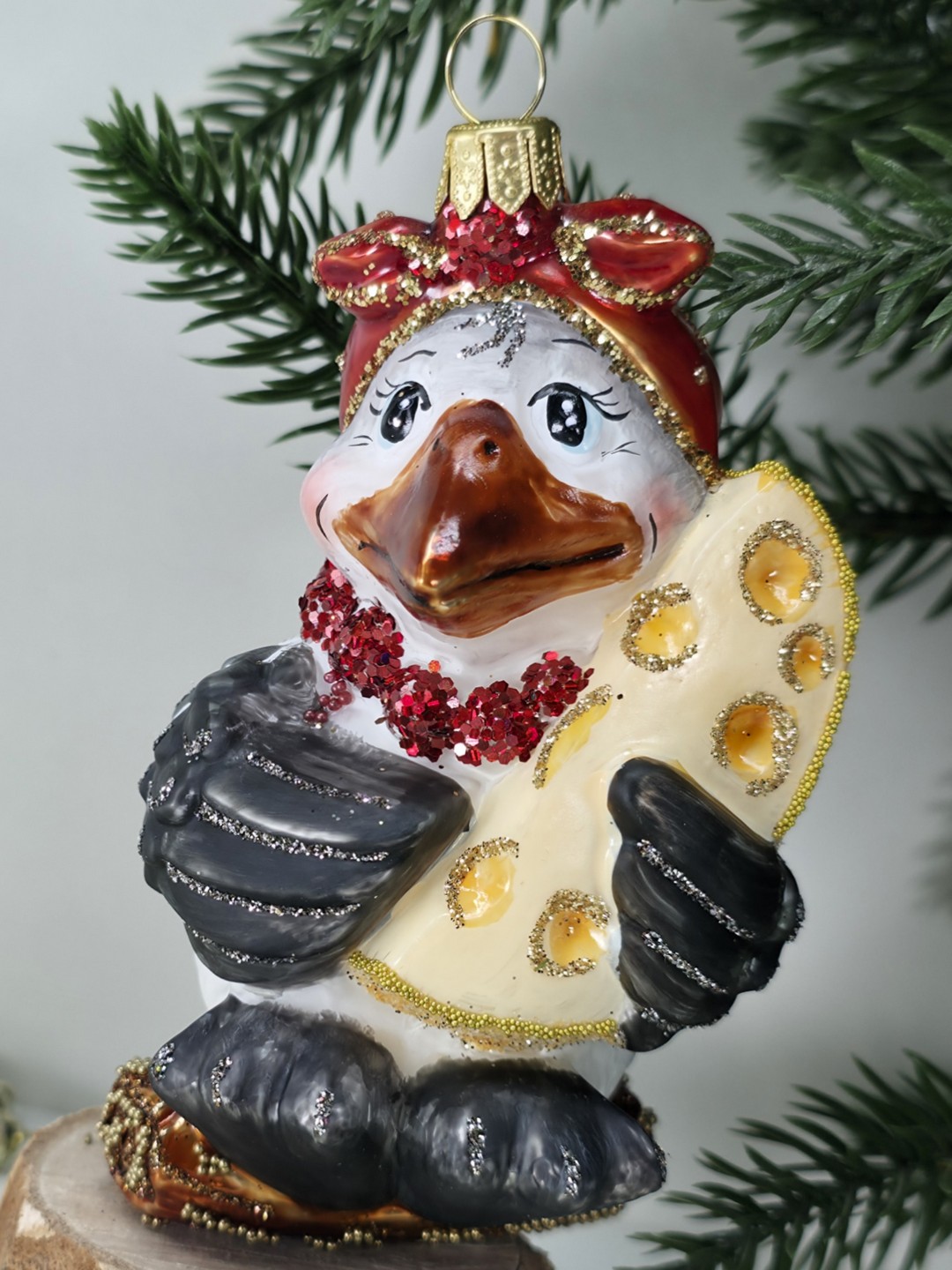 фото Стеклянная елочная игрушка Сорока с сыром