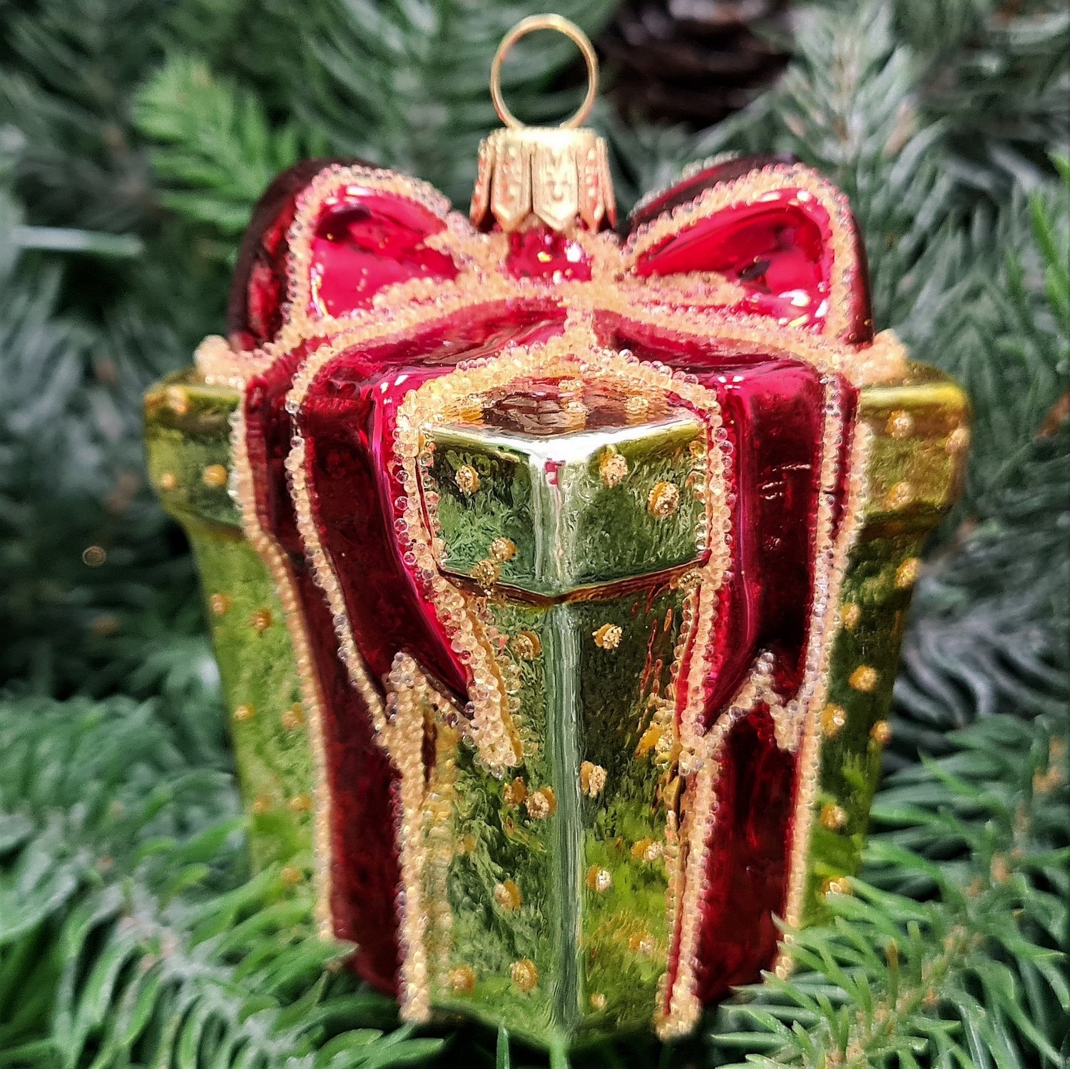 фото Стеклянная елочная игрушка Подарок