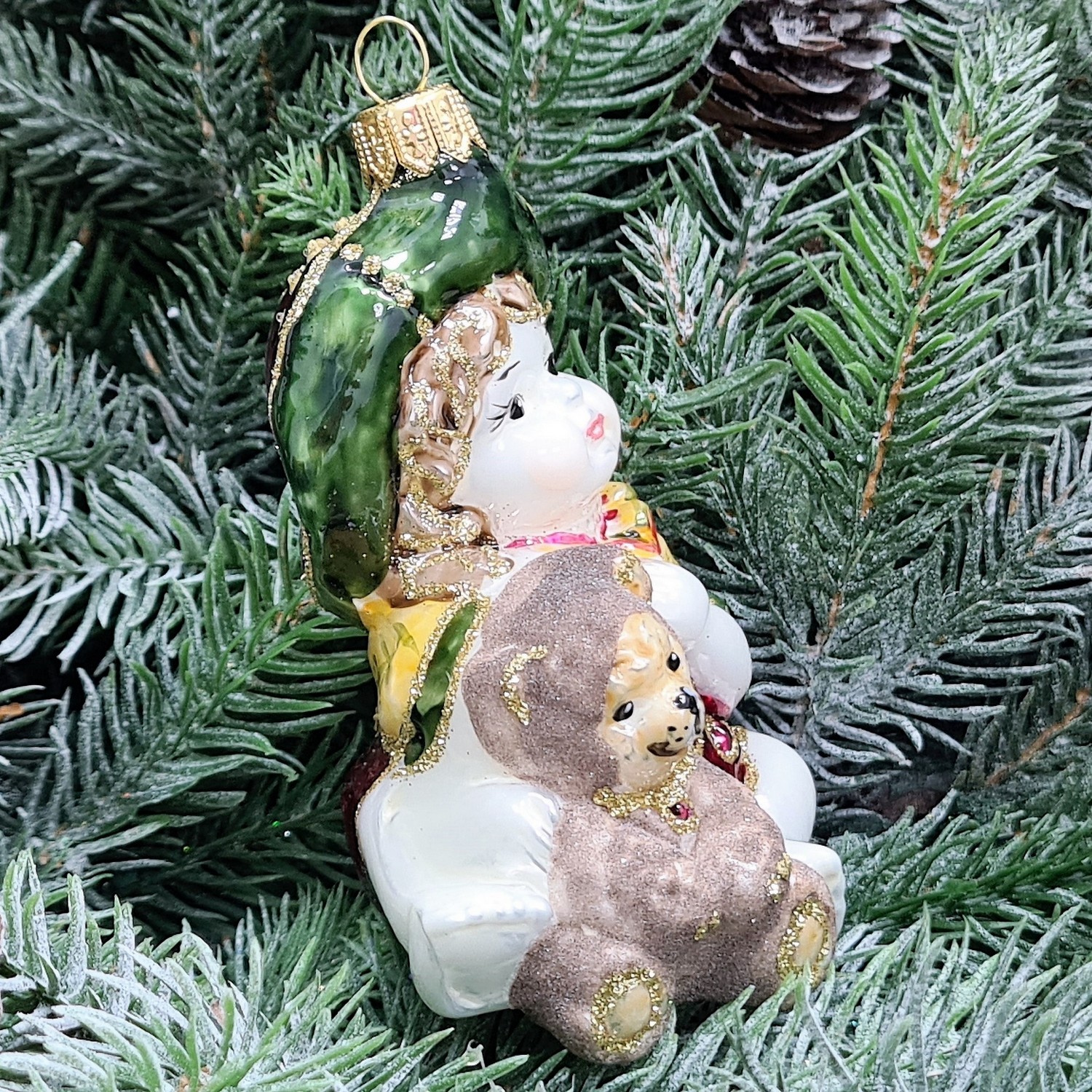 фото Стеклянная елочная игрушка Девочка с мишкой сидит