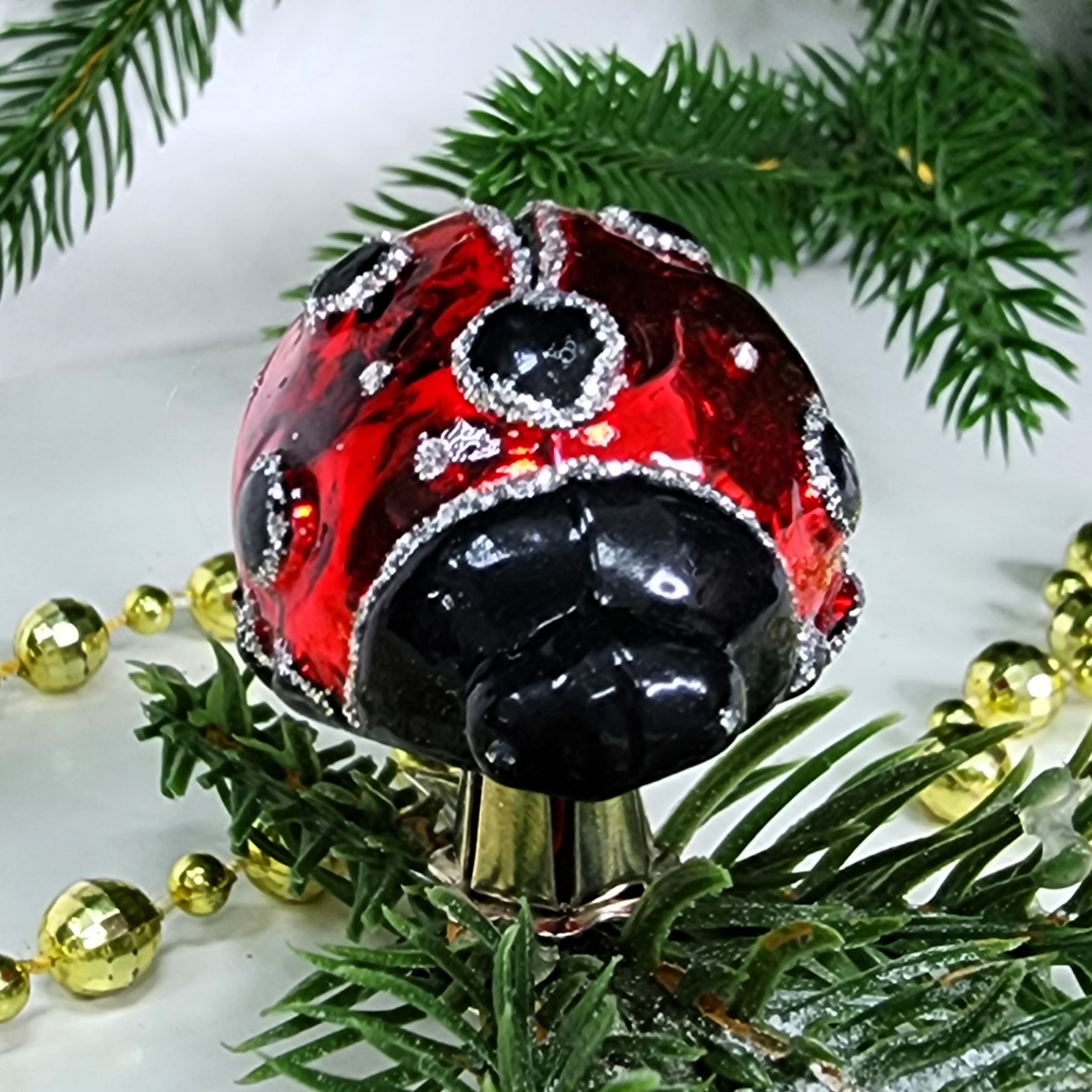 фото Стеклянная елочная игрушка Божья коровка на прищепке