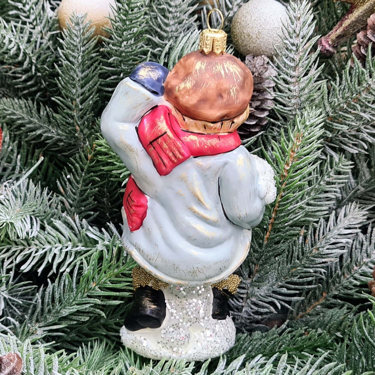 фото Стеклянная елочная игрушка Мальчик со снежком винтаж