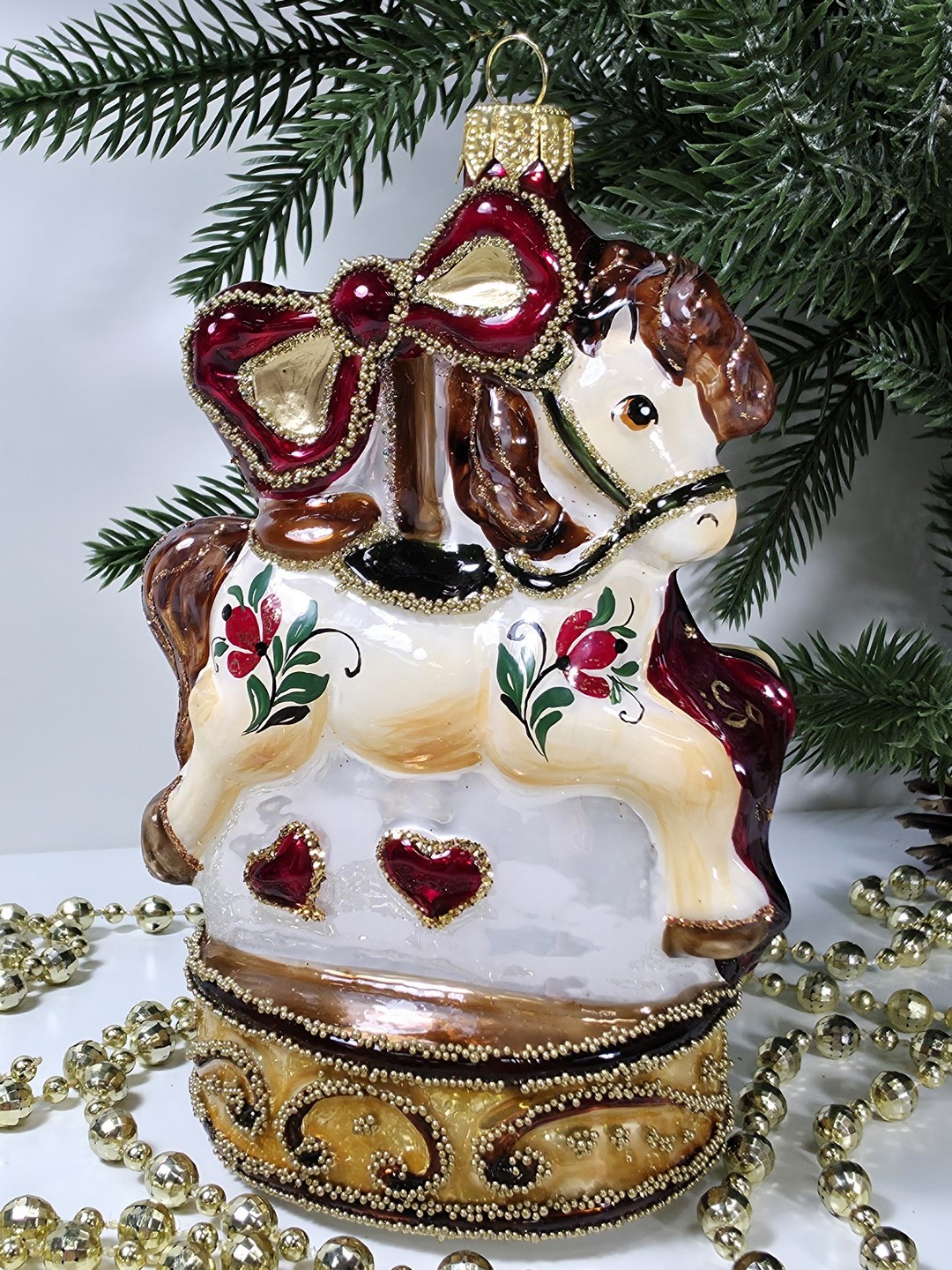 фото Стеклянная елочная игрушка Лошадка на подиуме большая