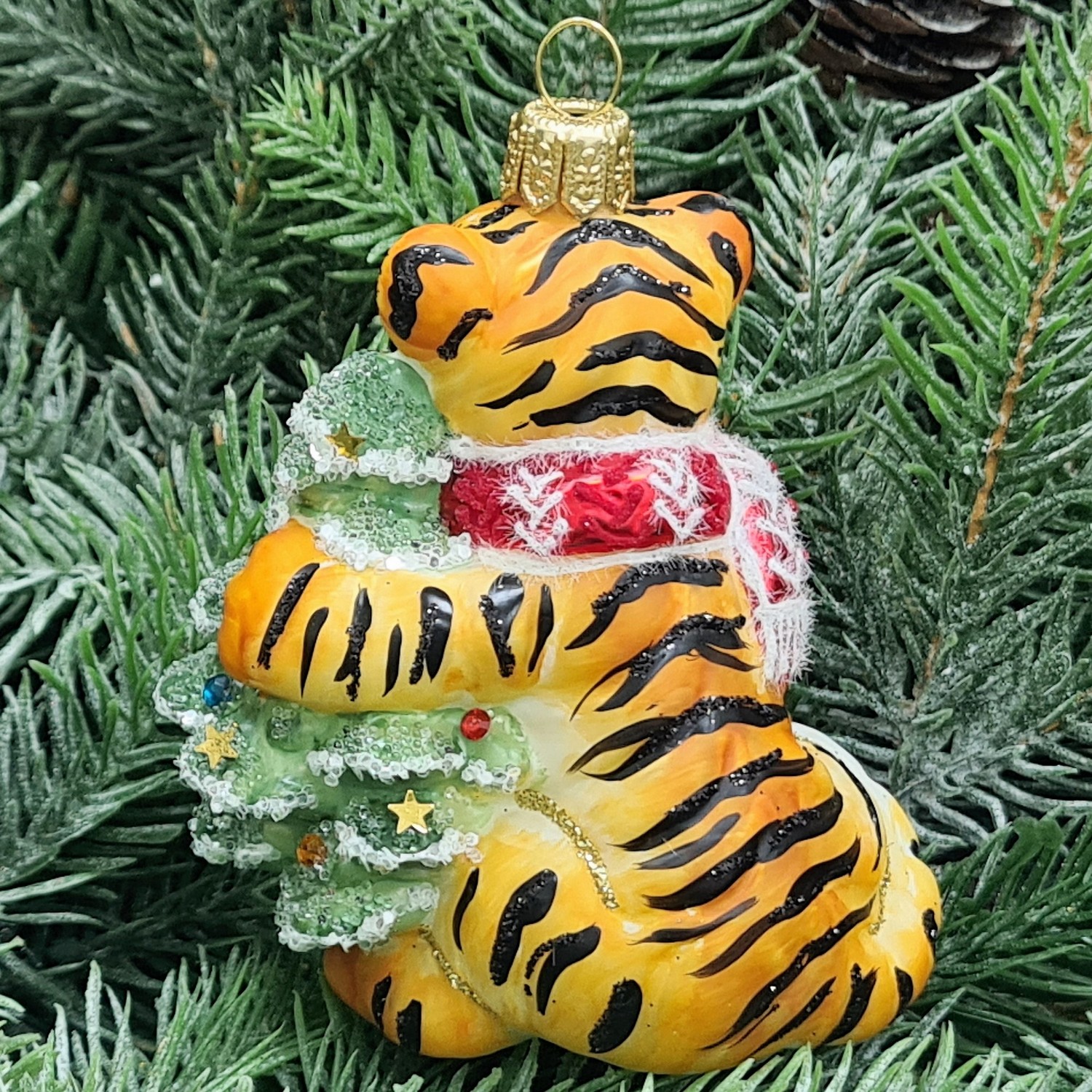 фото Стеклянная елочная игрушка Тигренок с елкой