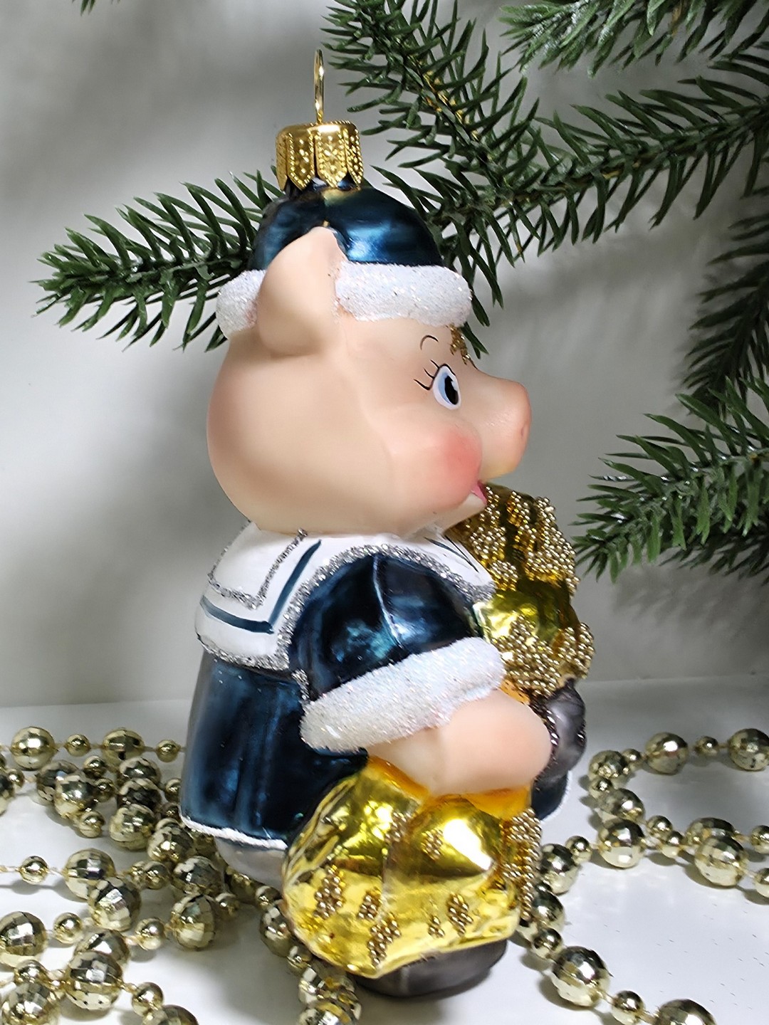 фото Стеклянная елочная игрушка Поросенок Ниф-Ниф с сеном