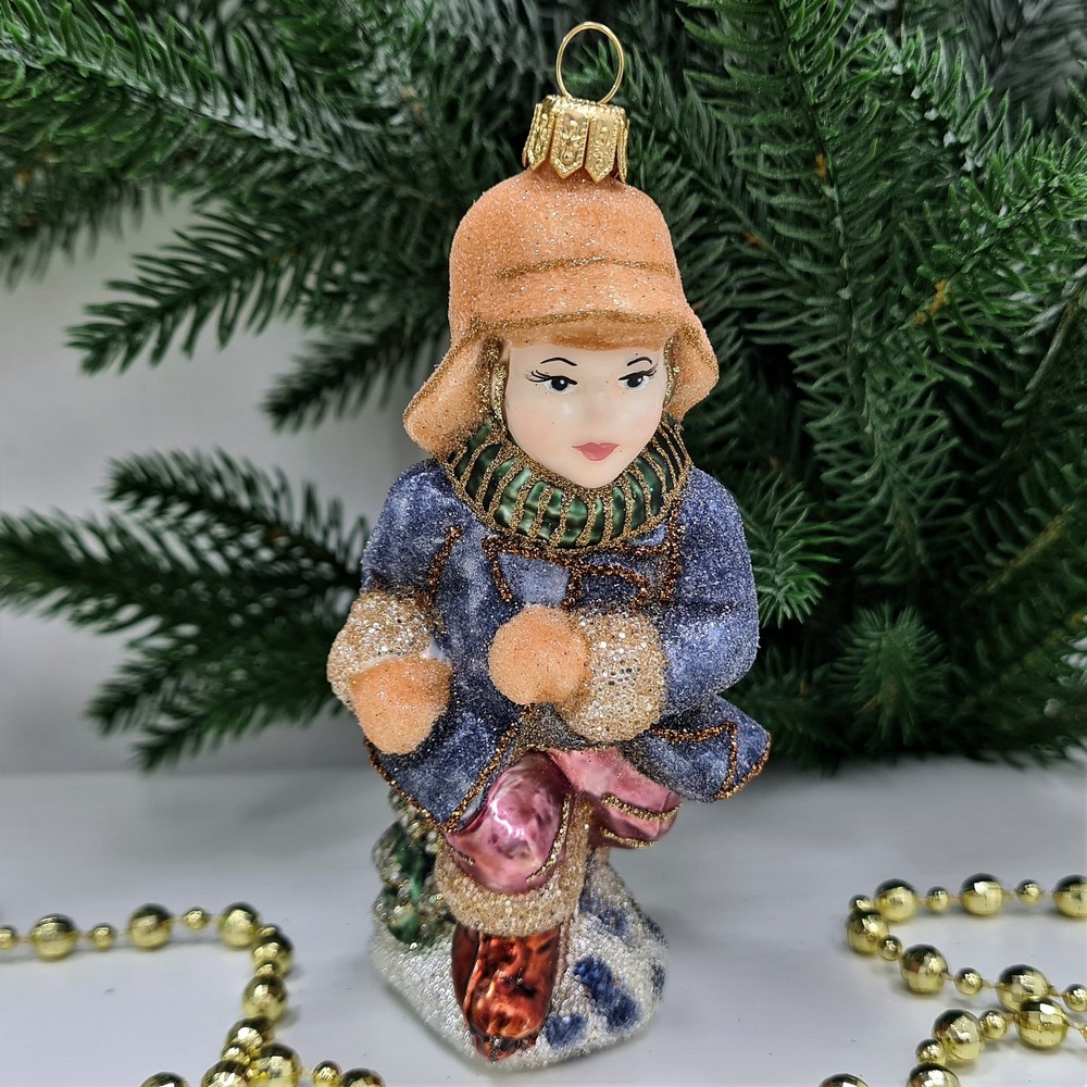 фото Стеклянная елочная игрушка Мальчик на коньках