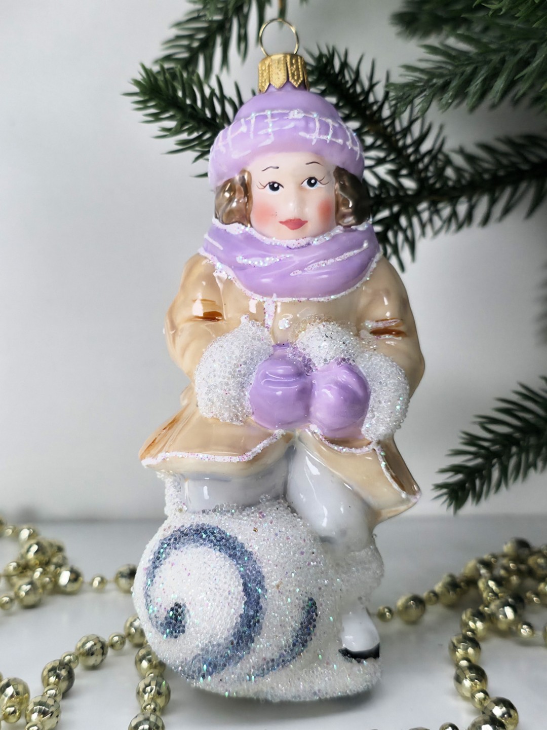 фото Стеклянная елочная игрушка Девочка со снежком эмаль