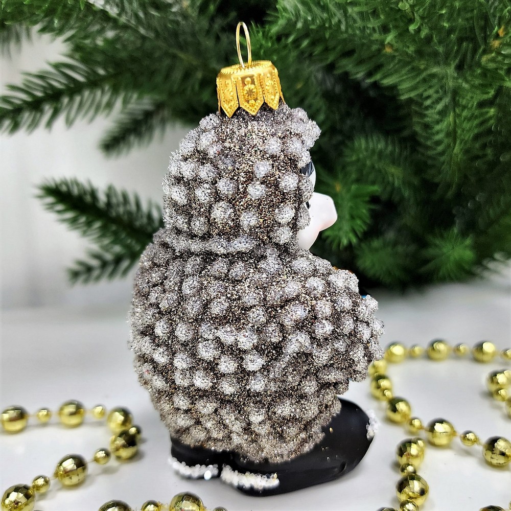 фото Стеклянная елочная игрушка Ежик с подарком крем