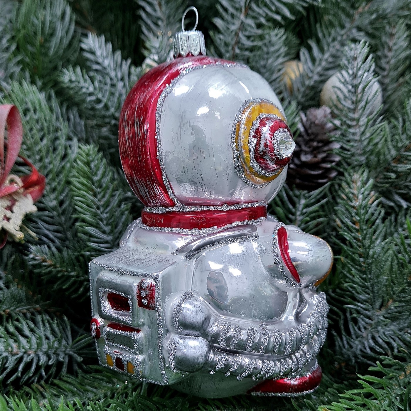 фото Стеклянная елочная игрушка Снеговик космонавт красный