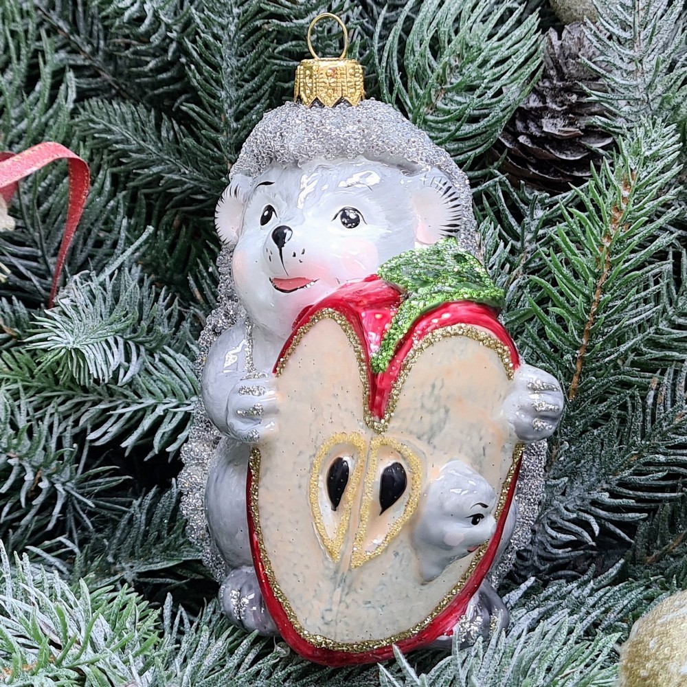 фото Стеклянная елочная игрушка Ежик с яблоком