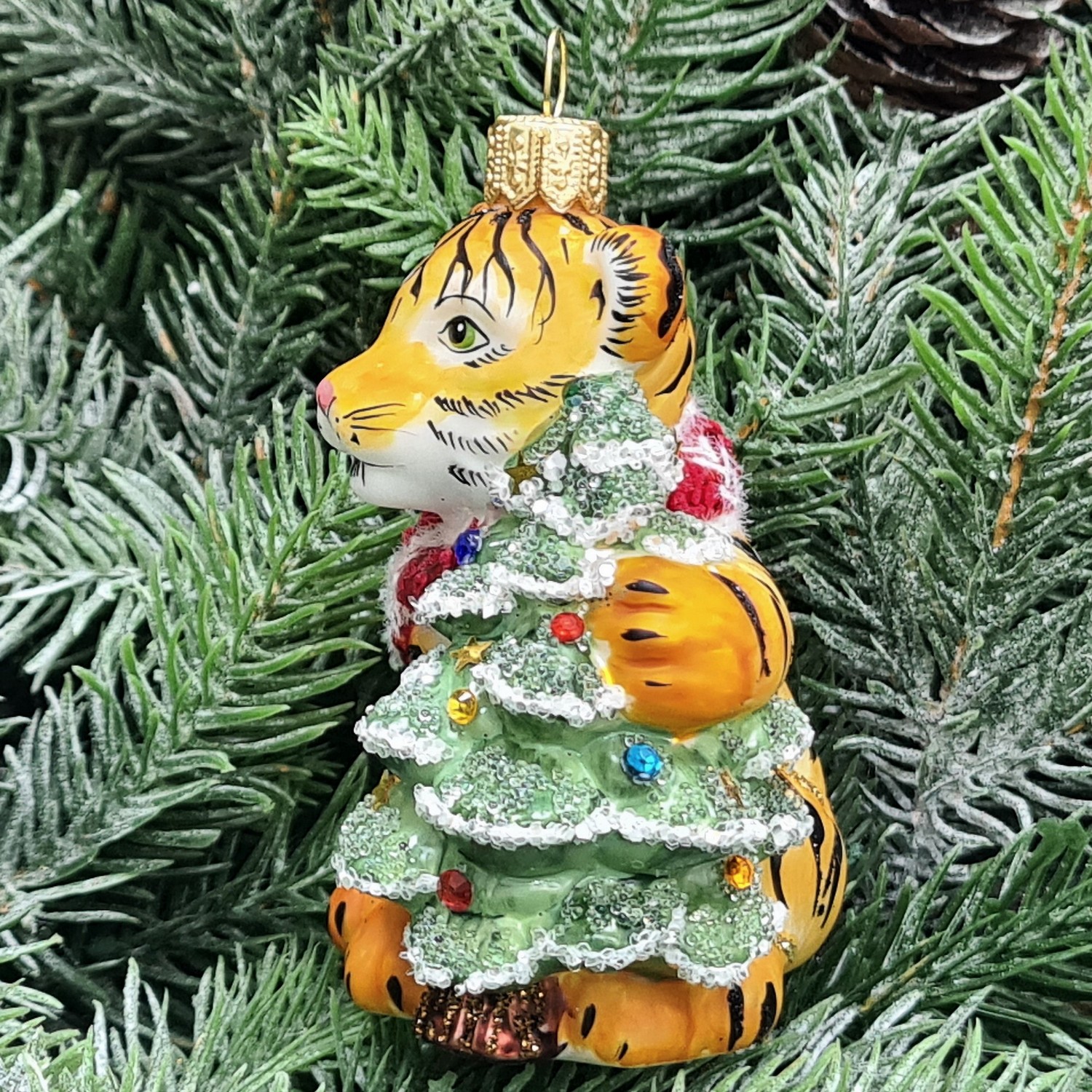 фото Стеклянная елочная игрушка Тигренок с елкой