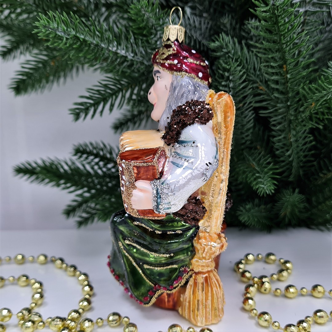 фото Стеклянная елочная игрушка Баба Яга с гармошкой