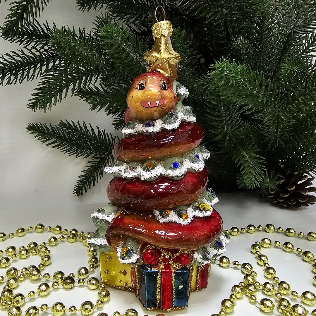 фото Стеклянная елочная игрушка Змея на елке с подарками