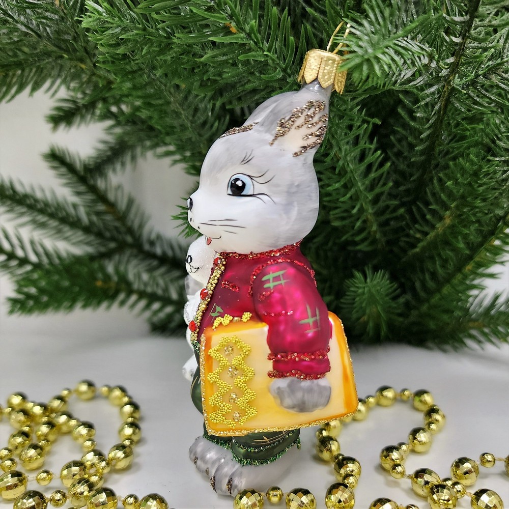 фото Стеклянная елочная игрушка Зайчик с зайкой и книгой