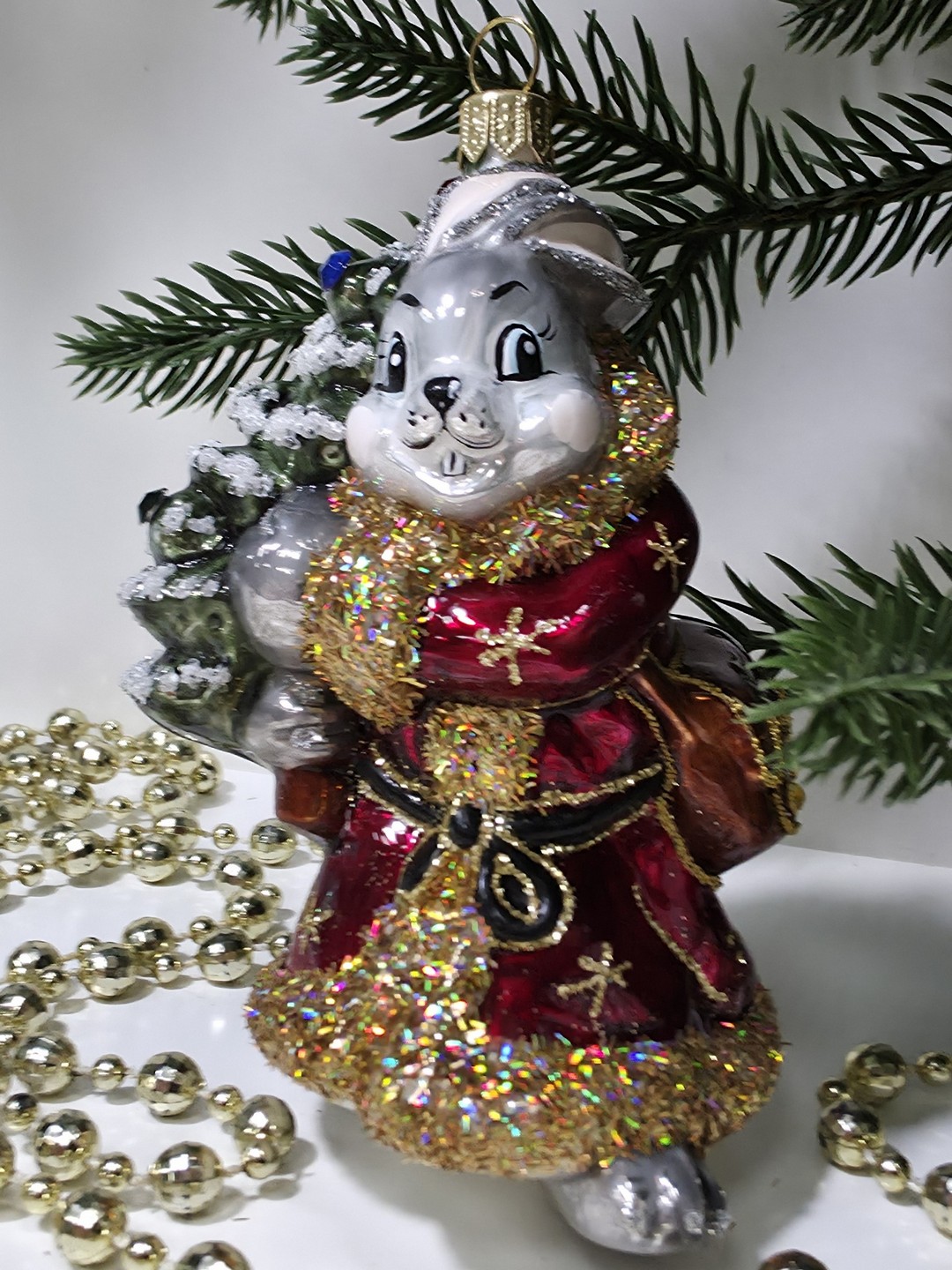 фото Стеклянная елочная игрушка Заяц с елкой